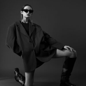 Czarno-biała fotografia modowa modelki w ciemnej marynarce — zdjęcie ilustracyjne