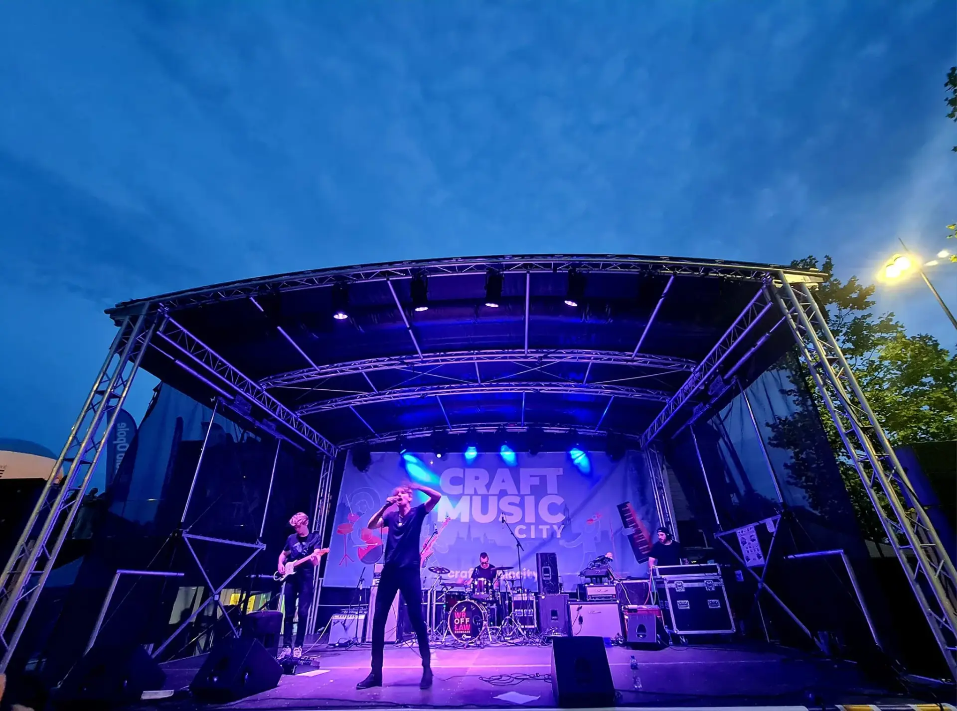 Zespół SPLEENN na scenie — wokal, gitara, perkusja i elektronika
